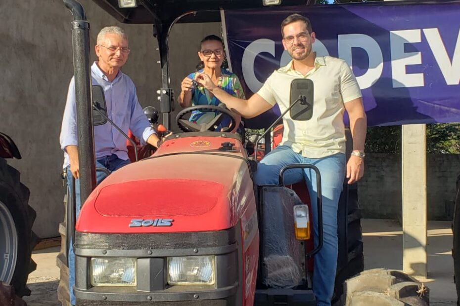 Fortalecendo o Desenvolvimento Rural: A Entrega do Trator ao Professor Júnior Franklin pela CODEVASF/PI, Através da Emenda Parlamentar do Deputado Federal Marcos Aurélio Sampaio.