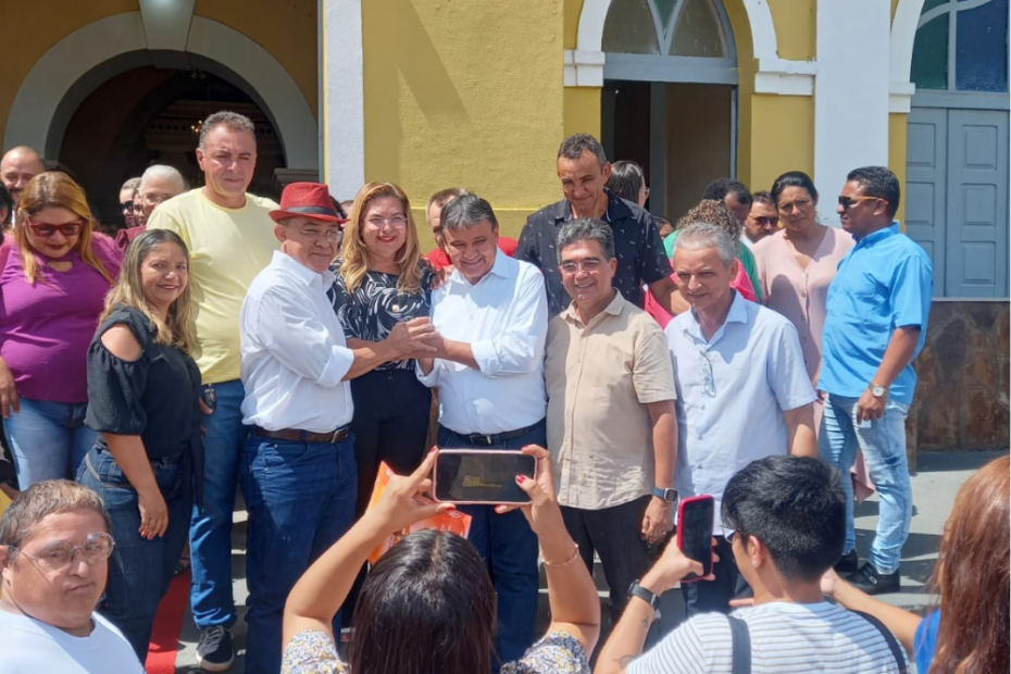 Celebrando a Parceria: Deputado Limma, Prefeita Vilma e Equipe de São João do Arraial ao Lado do Ministro Wellington Dias nas Comemorações de Luzilândia/PI